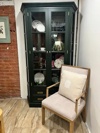 Витрина трапеция с ящиками с напр. Гамбург