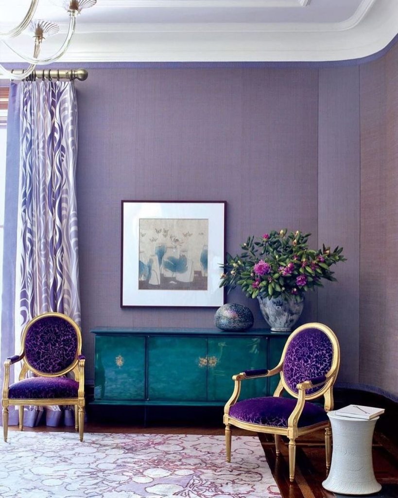 лавандовая гостиная с тумбой цвета морской волны и фиолетовыми мягкими стульями с каркасом из светлого дерева.jpg