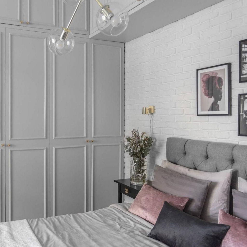 белая кирпичная стена в бело-серой спальне с розовыми акцентами.jpg