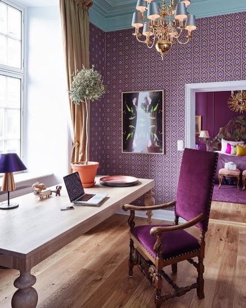 кабинет в фиолетовых тонах с большим светлым деревянным столом с точеными ножками и велюровым креслом с высокой спинкой.jpg