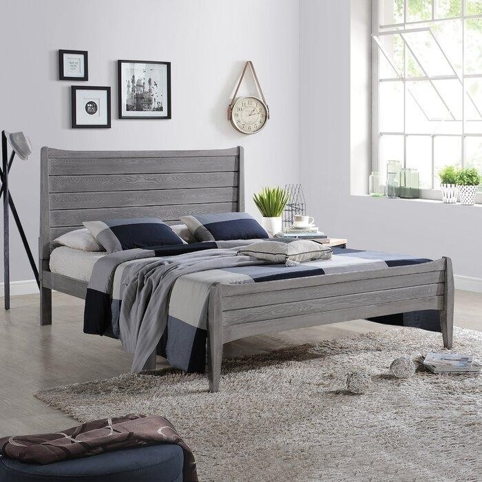 светлая минималистичная спальня с серой деревянной кроватью.jpeg