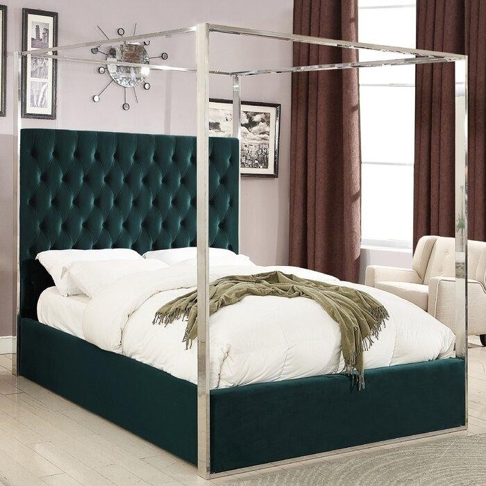 современная спальня с мягкой изумрудной кроватью с срербрянной рамой для балдахина.jpeg