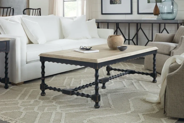 Журнальный стол в светлой гостинной Филадельфия